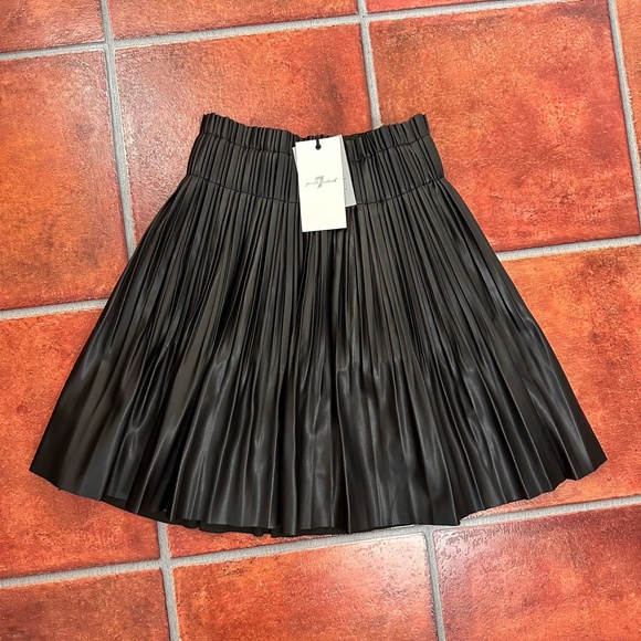 7 For All Mankind Dresses & Skirts - NWT 7 For All Mankind Black Faux Leather Pleated Elastic Skirt Size XS
